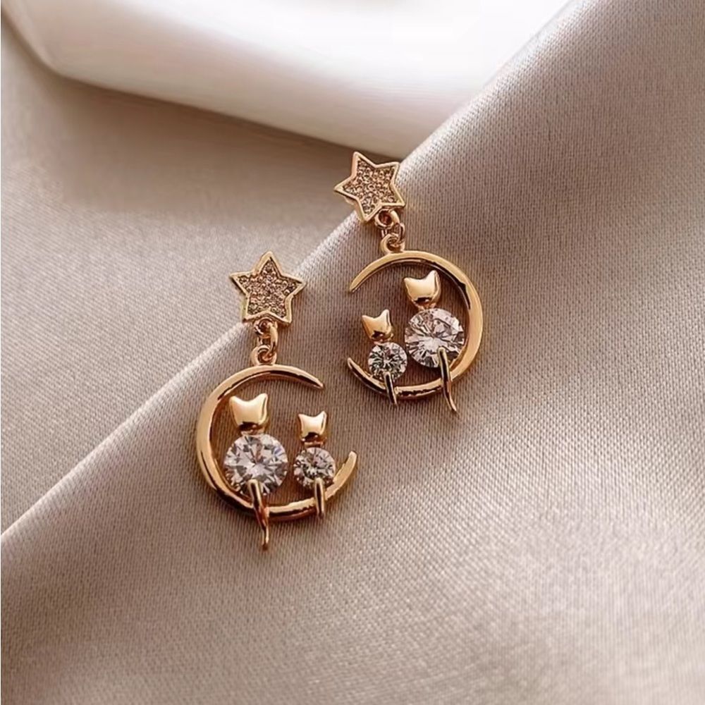 - 😺Gold plated Tiny Celestial Cat Cz Diamond Earrings